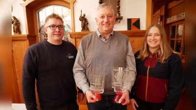 Die Gewinner der 49. Vereinsmeisterschaft im Schafkopf bei der Freiwilligen Feuerwehr Waldsassen: Michael Fortelny, Markus Scharnagl und Andrea Wurm (v.l.) (Bild: Florian Müller)