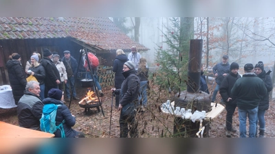 Mit einer eindrucksvollen Weihnachtsfeier wartete der Waldverein am Samstag am Kalkhäusl auf, bei der sich alle Teilnehmer wohl fühlten und eine Stunde der inneren Einkehr erlebten. (Bild: Fred Lehner)
