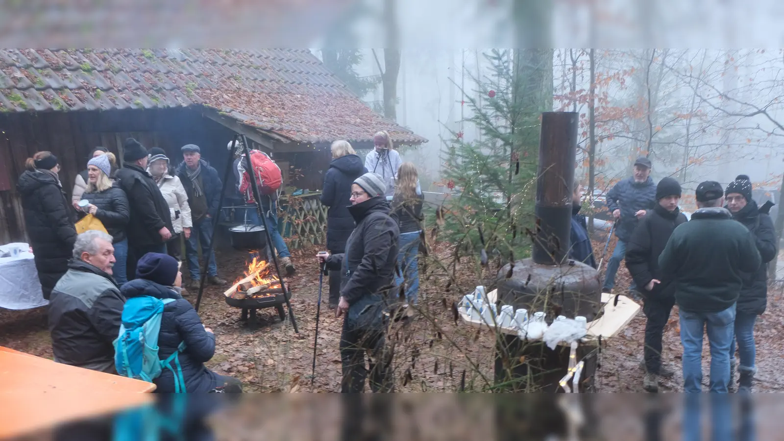 Mit einer eindrucksvollen Weihnachtsfeier wartete der Waldverein am Samstag am Kalkhäusl auf, bei der sich alle Teilnehmer wohl fühlten und eine Stunde der inneren Einkehr erlebten. (Bild: Fred Lehner)