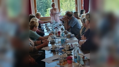 Heilpraktikerin Frau Berta Frank vor den Senioren im evangelischen Gemeindehaus (Bild: Reinhard Naber)