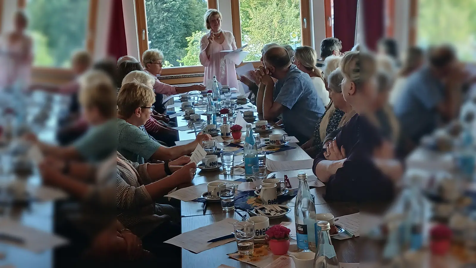 Heilpraktikerin Frau Berta Frank vor den Senioren im evangelischen Gemeindehaus (Bild: Reinhard Naber)