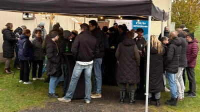 Einige Gäste im Gespräch  (Bild: Thomas Kick)