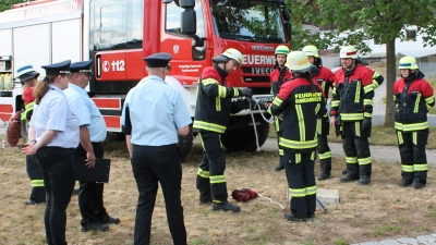 Mastwurf, Zimmermannsschlag und Spierenstich: Das Knotenknüpfen als Sicherungsvorkehrung für Kameraden, Opfer oder Gerätschaften zählt zu den wichtigsten Fertigkeiten der Feuerwehrmänner und -frauen. (Bild: Bernhard Piegsa)