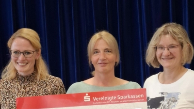 1. Vorsitzende Brigitte Fütterer (rechts) und Kassiererin Cornelia Fütterer (links) übergeben einen Scheck an Tanja Recht. (Bild: Irmgard Forster)