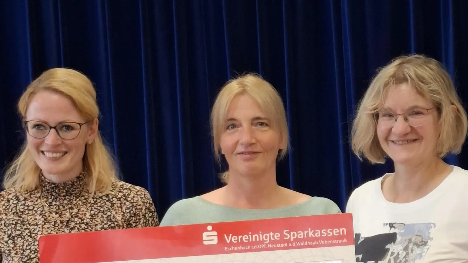 1. Vorsitzende Brigitte Fütterer (rechts) und Kassiererin Cornelia Fütterer (links) übergeben einen Scheck an Tanja Recht. (Bild: Irmgard Forster)