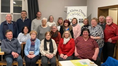 Viele Mitglieder des Kleinen Dienstes konnten die beiden Pfarrer Martin Besold (hinten Zweiter von links) und Manuel Sauer (hinten Dritter von links) bei der Frühjahrsversammlung begrüßen. Kassenwartin Rita Kunz (vor Pfarrer Besold) organisierte den Abend. (Bild: Heidi Banzer)