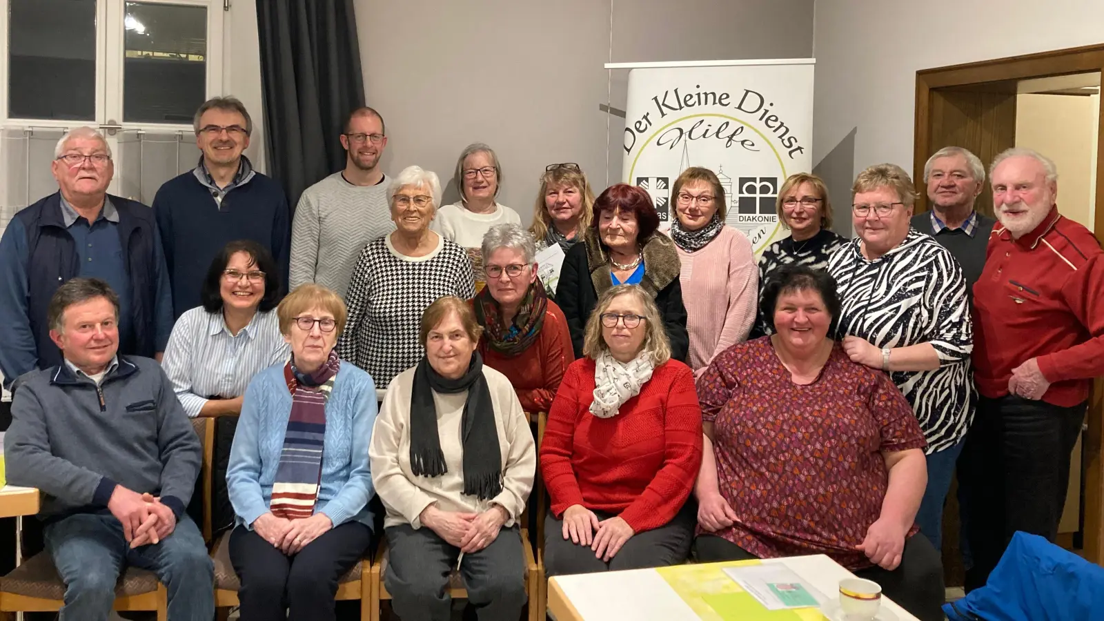 Viele Mitglieder des Kleinen Dienstes konnten die beiden Pfarrer Martin Besold (hinten Zweiter von links) und Manuel Sauer (hinten Dritter von links) bei der Frühjahrsversammlung begrüßen. Kassenwartin Rita Kunz (vor Pfarrer Besold) organisierte den Abend. (Bild: Heidi Banzer)