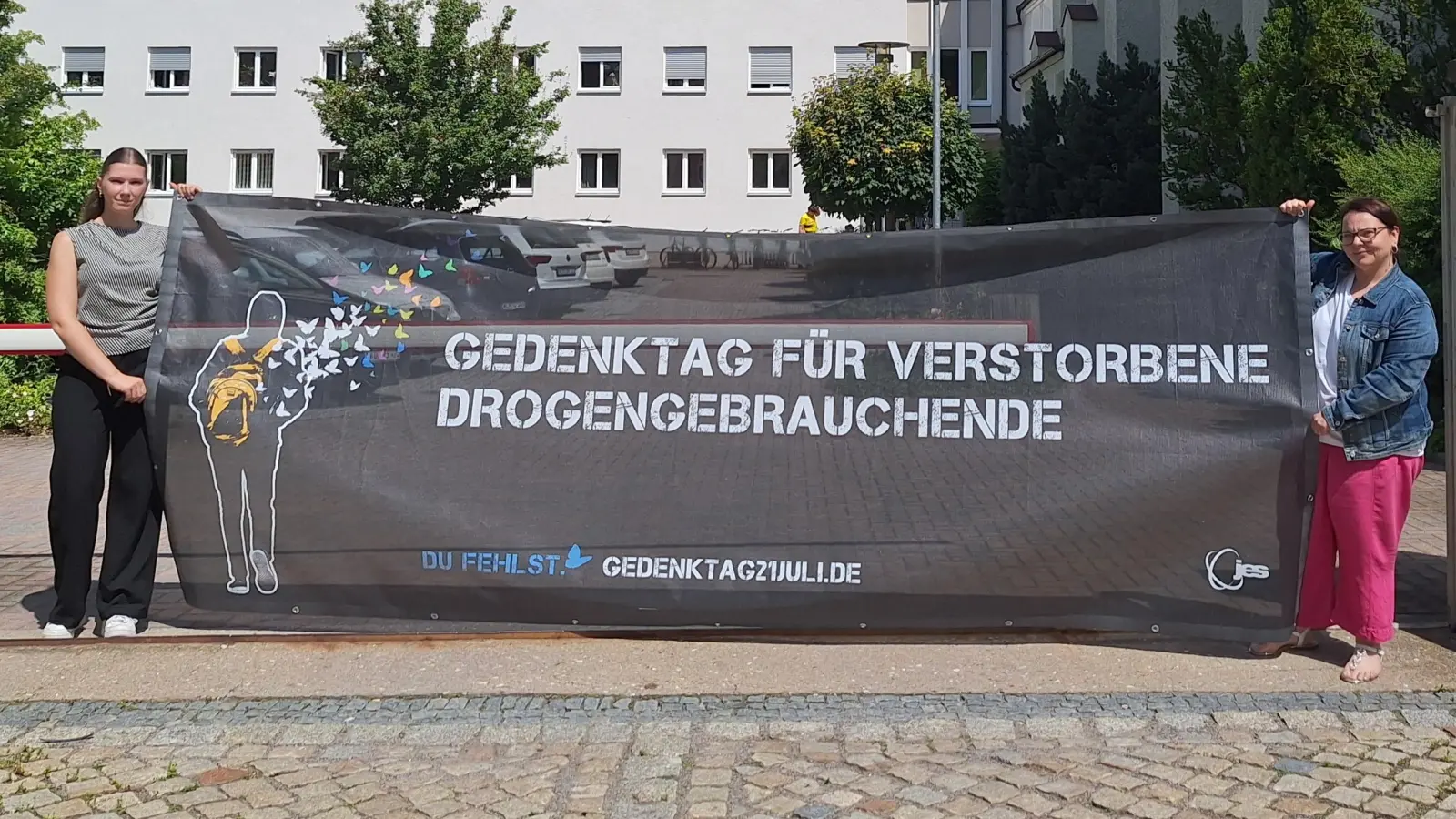 Joleen Opitz (links) und Michaela Lang von den Caritas-Fachambulanzen für Suchtprobleme in Weiden und Tirschenreuth laden Eltern, Angehörige und Freunde von Rauschgifttoten sowie alle Interessierten zur Gedenkandacht am Montag, 21. Juli, in den Pavillon des Max-Reger-Parks Weiden ein. Musikalisch untermalt wird diese von Liedermacher Hubert Treml.  (Bild: Veronika Schlosser)