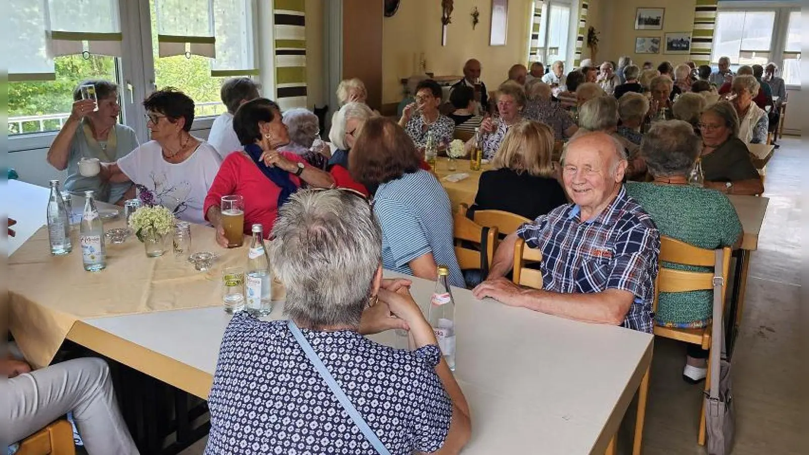 Die drei Seniorengruppen feierten im Rotkreuz-Heim ein gelungenes Sommerfest. Gemeinsam statt einsam, unter diesem Motto wurde geschlemmt, gesungen und soziale Kontakte gepflegt. (Bild: Tanja Seemann)