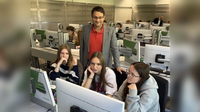 HWK-Geschäftsführer Alexander Stahl schaute den Schülerinnen bei ihrem Praxistag über die Schulter. (Bild: Elisabeth Nesselrode)