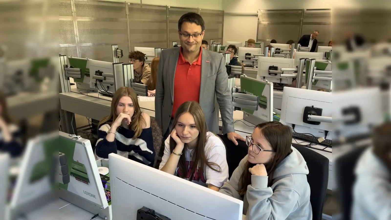 HWK-Geschäftsführer Alexander Stahl schaute den Schülerinnen bei ihrem Praxistag über die Schulter. (Bild: Elisabeth Nesselrode)