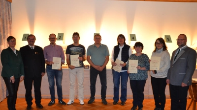 Den Geehrten gratulierten Schützenmeisterin Claudia Kraus und vom Sportschützen-Grenzgau Vohenstrauß Anton Hirnet (von links) sowie 2. Schützenmeister Stephan Wittmann (rechts).<br><br> (Bild: Peter Garreiss)