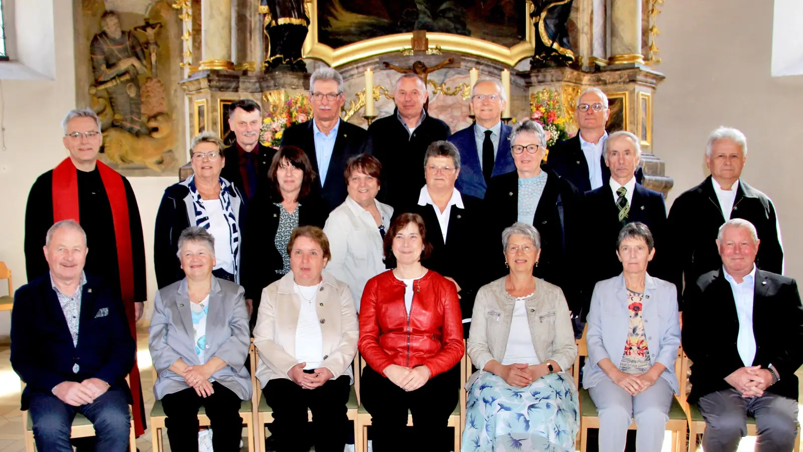 Neun Männer und zehn Frauen von damals 38 Personen feierten die Goldene Konfirmation mit Pferrer Markus Vedder..  (Bild: Leonhard Ehras)