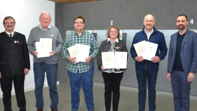 Treue und verdiente Mitglieder der Moosbacher Schützengesellschaft werden mit der Ehrennadel in Gold und Silber ausgezeichnet. Dazu gratulieren Zweiter Gauschützenmeister Anton Hirnet (links) sowie Bürgermeister Armin Bulenda (rechts).<br> (Bild: gi)