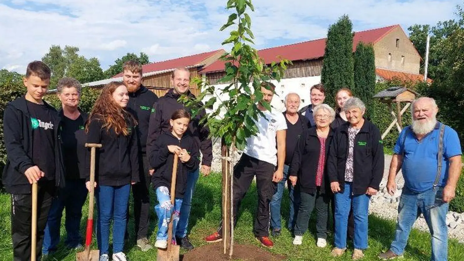 Mitglieder des Schützenvereins Silberbach Löschwitz-Kaibitz mit dem frisch gepflanzten Kirschbaum (Bild: Susanne Busch)