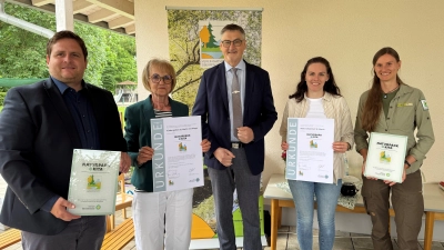Bürgermeister Florian Reger, Kindergartenleitung Gabi Schönberger, stellvertretender Landrat Hans Prechtl, Hortleitung Lena Schuller und Naturpark-Rangerin Anna Spiller. (Bild: Stefanie Fröhlich)