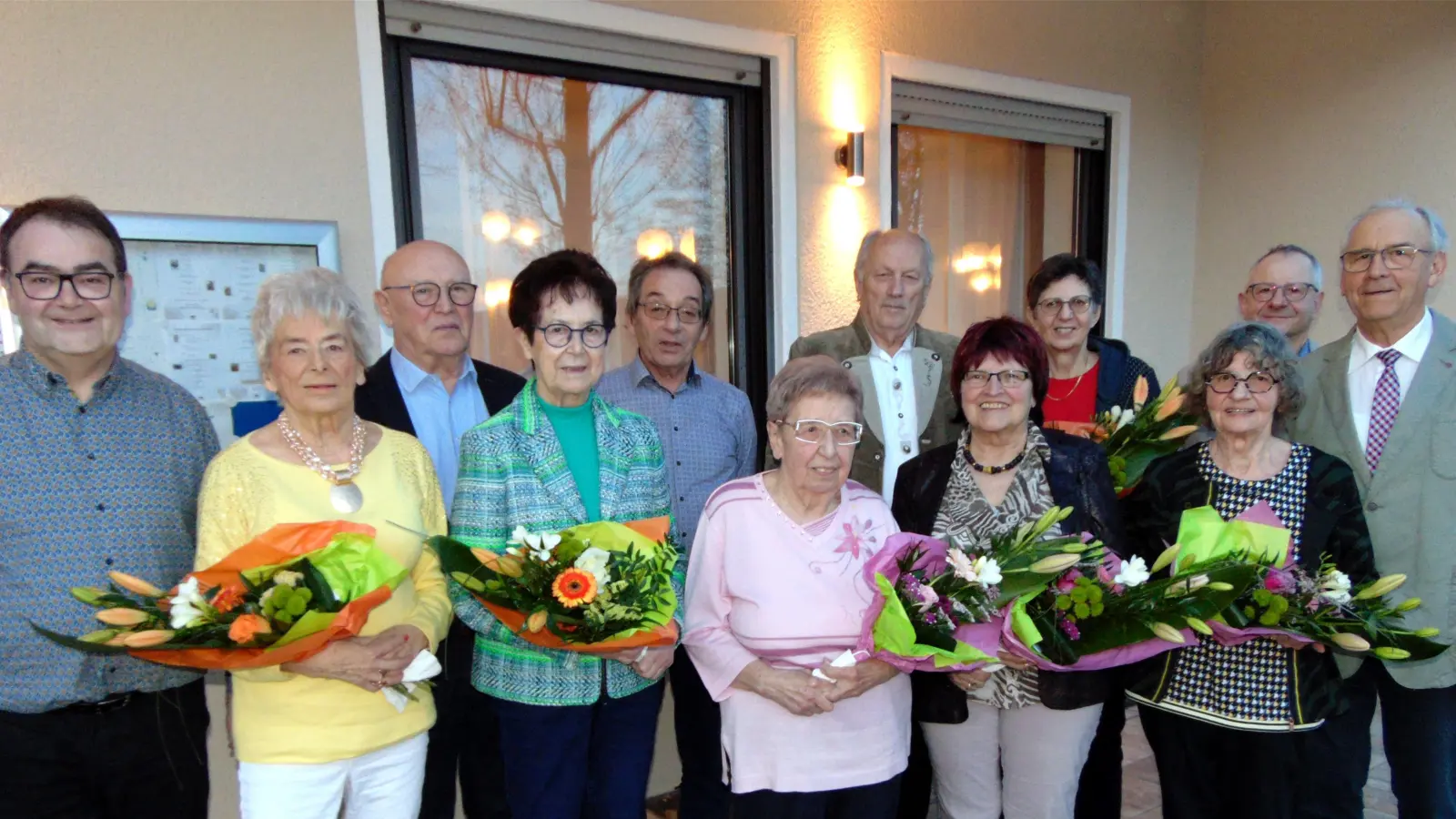 Der Vorsitzende des KAB Ortsverbands Sulzbach, Jochen Weiß (rechts), ehrte gemeinsam mit Pfarrer und Präses Herbert Mader langjährige Mitglieder für ihre Treue.. (Bild: fnk)