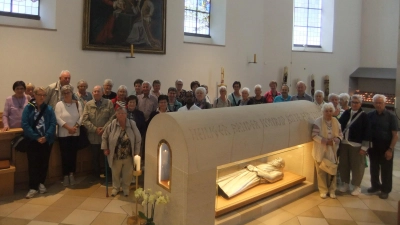 Die Senioren der Gemeinde Ebermannsdorf sowie der Pfarreiengemeinschaft Theuern-Ebermannsdorf-Pittersberg besuchten anlässlich des diesjährigen, internationalen Klostermarkts den Marienwallfahrtort Altötting. In der Grabeskirche von St.Konrad feierten sie gemeinsam Gottesdienst mit vielen weiteren Gläubigen und standen abschließend am Grab des Pförtners, der 1934 heilig gesprochen wurde.  (Bild: Michael Götz)