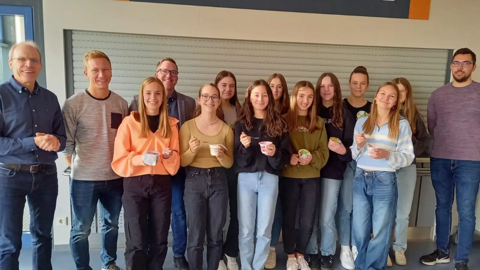 Die Nachhaltigkeits-AG lässt sich jeden Tag eine besondere Verpflegung der Mitschüler einfallen. Die SMV und der Elternbeirat mit Vorsitzendem Bern Reil (Vierter von links) unterstützen die Aktion.  (Bild: Georg Lang/exb.)