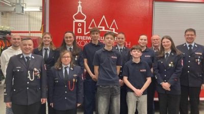 v. l. Jugendbeauftragter Manuel Ernst, Kommandant Stefan Kreuzer, Jugendwartin Anna Sölch, ehemalige Jugendwartin Carina Hart, Jugendwartin Marie Hofmann, Kassenprüfer Leon Windrich, Kassier Leonhard Sölch, 2. Jugendsprecherin Lilli Hofmann, Kassenprüfer Laurenz Schwan, 1. Jugendsprecherin Lilli Hofmann, Bürgermeister Max Bindl, Jugendbetreuerin Judith Moser, Kreisbrandmeister Philipp Sölch (Bild: Anna Sölch)