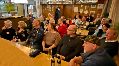 Das Sportheim war bis auf den letzten Platz gefüllt, ein deutliches Zeichen für das große Interesse an diesem besonderen Rad-Abenteuer. (Bild: Reinhard Kreuzer)