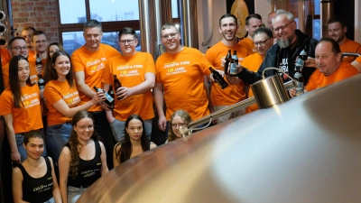 Schon im Sudhaus stieß die Tremmersdorfer Wehr auf die Braukünste von Brauereichef Johannes Püttner und auf ein süffiges Blondes beim Jubiläumsfest an.  (Bild: Robert Dotzauer)