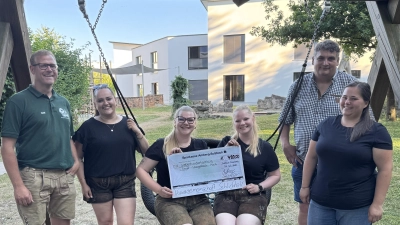 Die Vorstandschaft bzw. das Orga-Team-Trachtenbasar der Kirwagemeinschaft Schlicht übergibt eine 780 €-Spende an das „Ernst-Naegelsbach- Haus in Sulzbach- Rosenberg”. Von links: 1. Vorstand KGS - Andreas Kredler, Chiara Kederer, Anna Birner, Laura Birner, Stephan Hofstetter (Bereichsleitung ENH), Kristina Stümpfl. (Bild: Sabine Kredler)