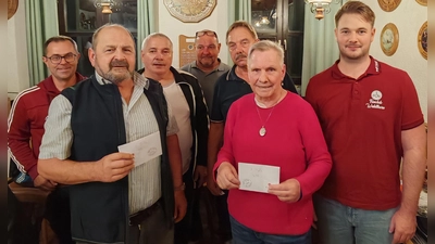 Die beiden Vorsitzenden Christian Wittmann (rechts im Bild) und Bernhard Lindner (links) gratulierten zusammen mit Martin „Beauty“ Schönberger der erstplatzierten Heidi Strobl. Den zweiten Platz sicherte sich Helmut Nickl vor Ewald Schmiegel. Den Trostpreis gab es für Udo Blume. (Bild: Matthias Bergler)