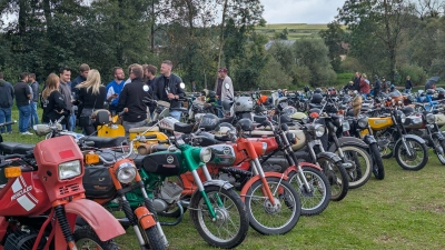 Auch heuer werden sich wieder viele Fahrer mit ihren Zündapps, Simsons und mehr zum Oldtimertreffen einfinden. (Archivbild: Kristin Winderl)