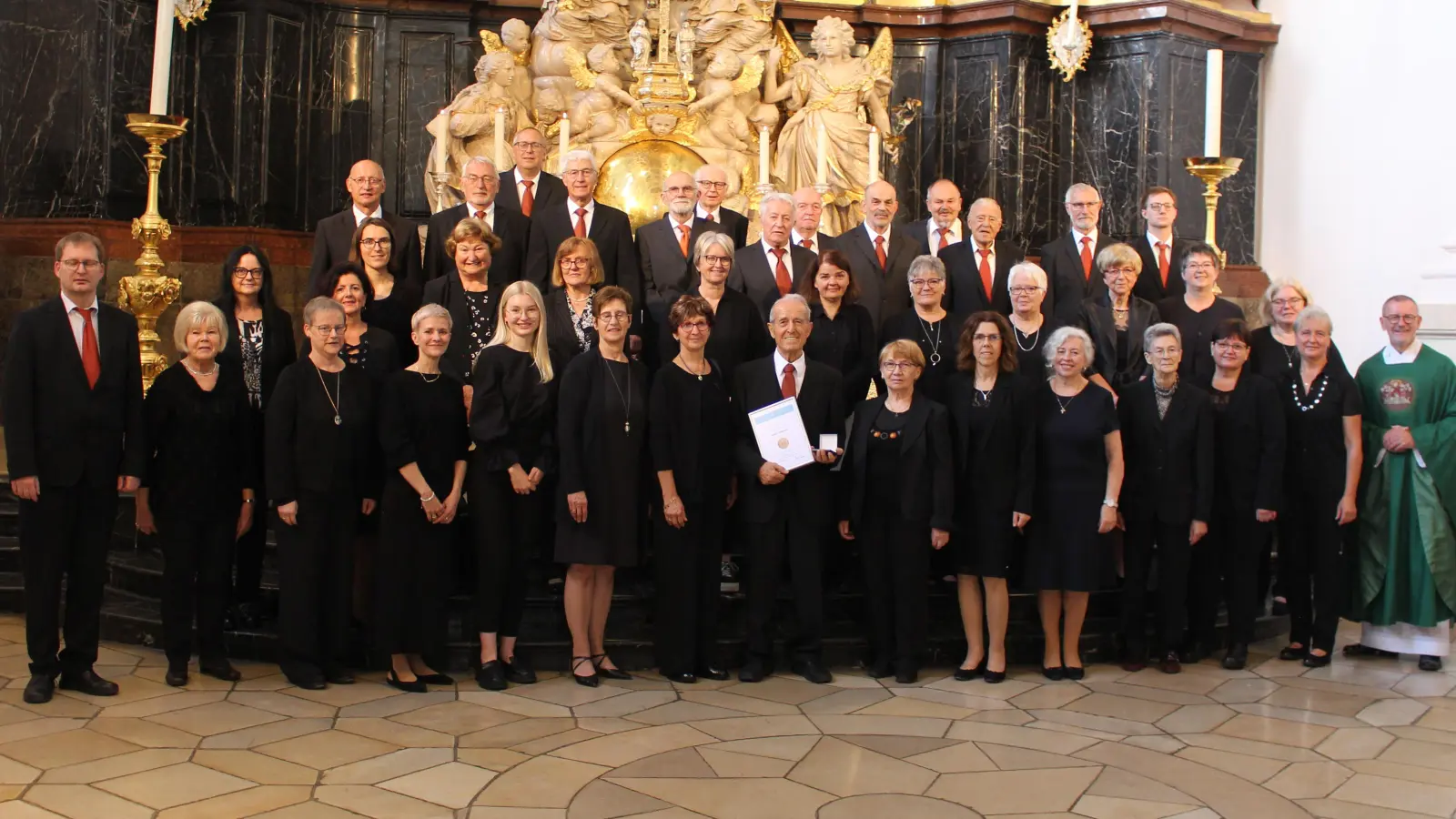 Der Chor der Basilika Waldsassen (im Bild mit Kirchenmusikdirektor Andreas Sagstetter, links, und Stadtpfarrer Dr. Thomas Vogl, rechts) ist für sein 150-jähriges musikalisches Wirken mit der Palestrina-Medaille in Silber ausgezeichnet worden.  (Bild: Josef Schmid)