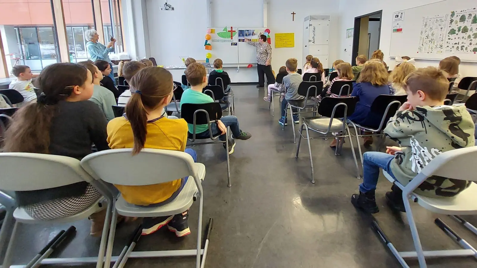 Die Kinder lernen gemeinsam einen biblischen Vers. (Bild: Katrin Feil)