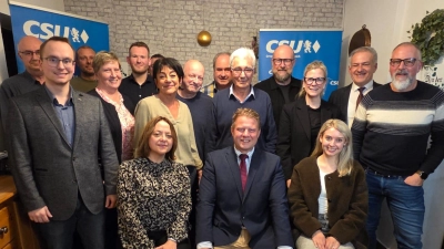 Im Bild vorne sitzend, von links: Christine Ernstberger, Ortsvorsitzender Stefan Grillmeier, Franziska Zeidler. Stehend, von links: Wolfgang Hecht, Fabian Weinberger, Johannes Schaumberger, Irmgard Zintl, Florian Krieglsteiner, Alexandra Weiß, Hubertus Krämer, Josef Schwägerl, Alois Häckl, Holger Paschedag, Kathrin Rüth, Landrat Roland Grillmeier, Mario Weiß. (Bild: Hubertus Krämer)