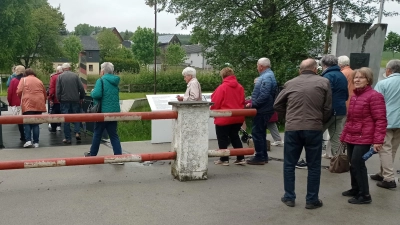 Ein Teil der Fahrtteilnehmer des Wandervereins Kemnath beim Passieren der Grenzschranken im ehemals geteilten Dorf Mödlareuth (Bild: Anton Heindl)
