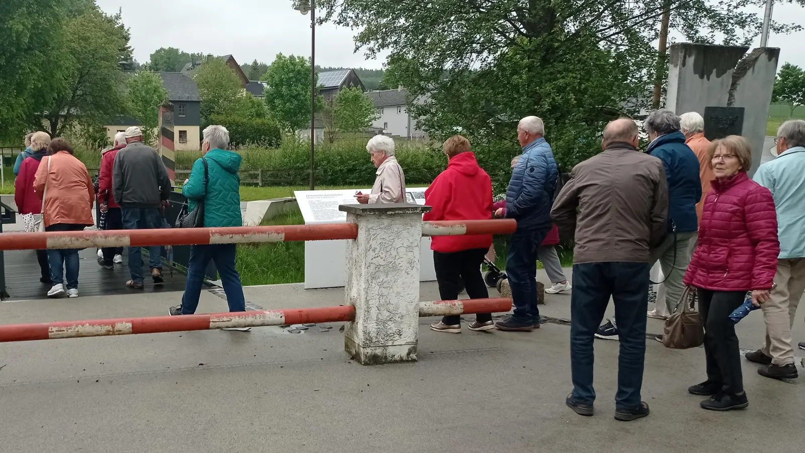 Ein Teil der Fahrtteilnehmer des Wandervereins Kemnath beim Passieren der Grenzschranken im ehemals geteilten Dorf Mödlareuth (Bild: Anton Heindl)