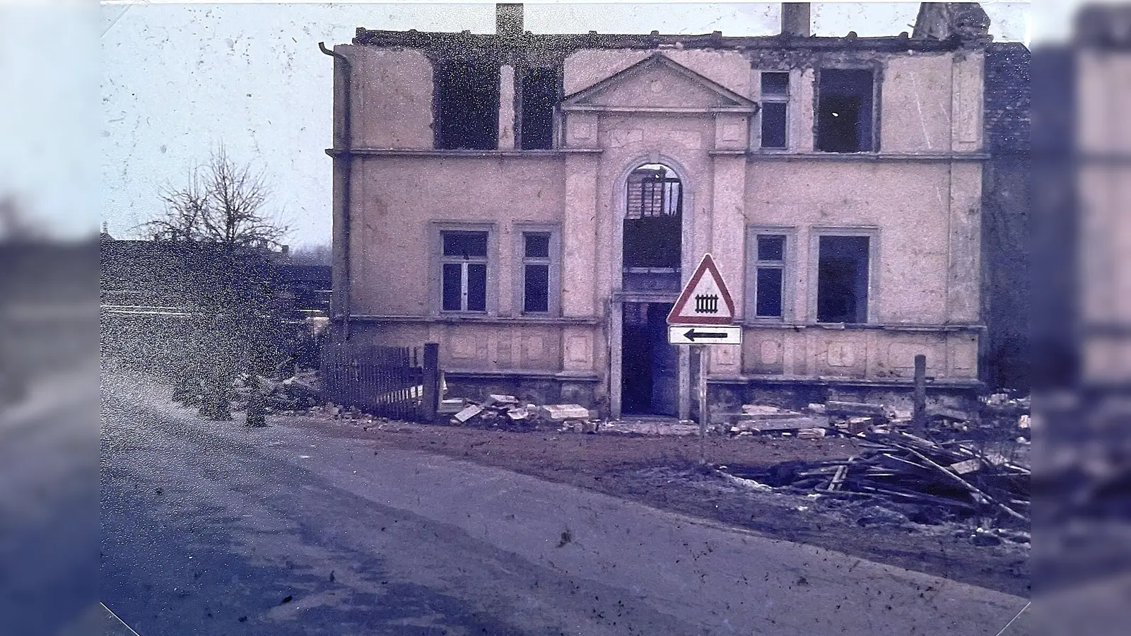Nur die älteren können sich noch an das „Bahnmeisterhaus” und die gefährliche Engstelle in der Weidener Straße erinnern. Bereits in den 60iger Jahren wurde das imposante Gebäude abgebrochen.  (Bild: Heiner Kastl)