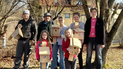 Die aktiven Handwerker beim Nistkastenbau  (Bild: Claudia Kulzer )