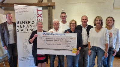 Die Resonanz der „Musik und Text-Benefizveranstaltung“ war beachtlich. Insgesamt kamen 3111 Euro zusammen und wurden übergeben: (von links) Initiator Wolfgang Göldner, Arbeitskreissprecherin Ingrid Müller, Bebbo Schuller, Tom Seidel, die Vorsitzende der Selbsthilfegruppe Petra Waldhauser, erster Bürgermeister Marcus Eichenmüller, Sonja Seidel und Siegi Luber. (Bild: Markus Nagler )