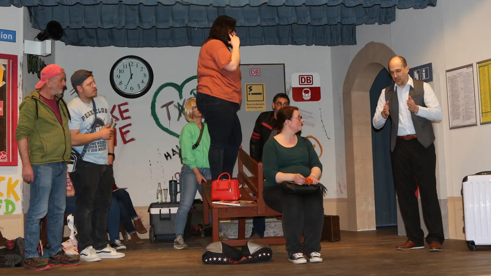 Letzte Probe der Theatergruppe Ensdorf auf der Bühne (Bild: Herbert Scharl)