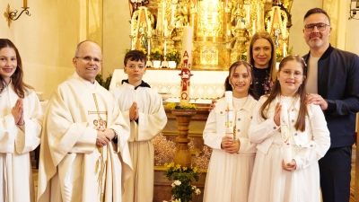 Links PV Armin Maierhofer mit den Ministranten; rechts Luisa und Paulina mit ihren Eltern Jasmin und Peter Völkl. (Bild: Dominik Mayer)