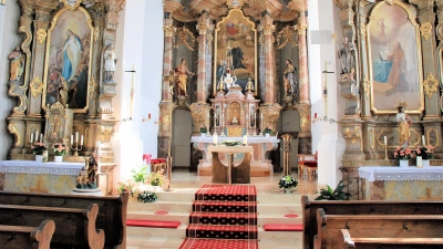 KIrche St. Ägidius in Aschach mit dem Bild ihres Namenspatron auf dem Hochaltar und den beiden Seitenaltären. (Bild: Alfred Schorner)