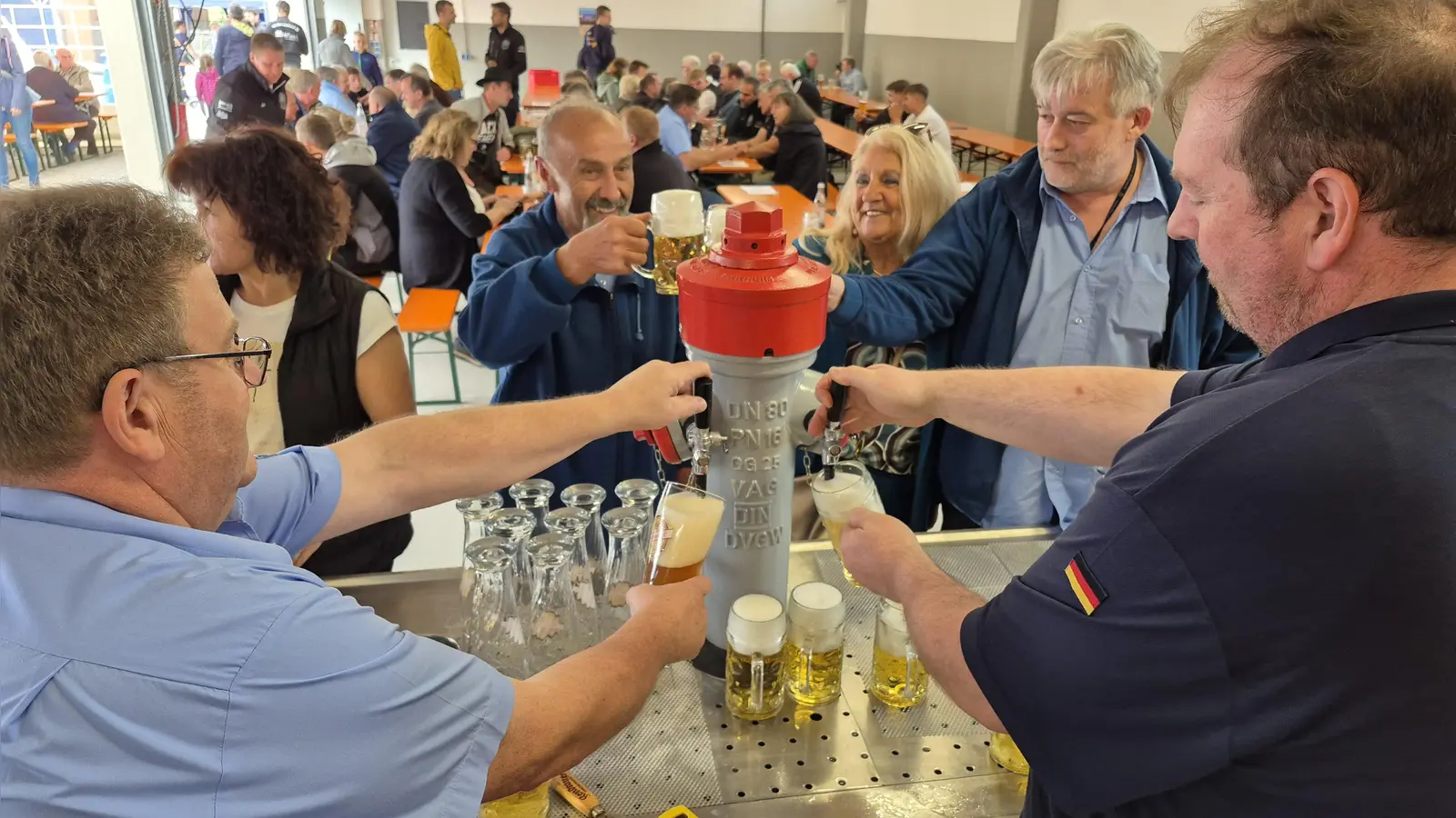Beim Vatertagsfest wird wieder aus dem selbstgebauten Bierhydranten gezapft - Ortsbeauftragter Hans Deyerl (im Hintergrund links) und Zugführer Michael Pretzl (rechts) versprechen beste Stimmung und alles fürs leibliche Wohl. (Bild: Gottfried Berger)