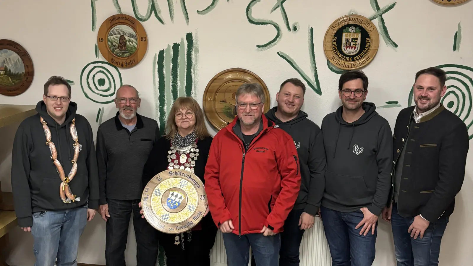 Im Bild von links: 1. Schützenmeister Sebastian Vogel, Holger Hüttner, Königin Roswitha Michl, Anton Michl, Kassier Michael Weinert, Vorstand Mario Bauer und Bürgermeister Sebastian Voit. (Bild: Dirk Vogel)