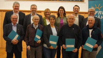 Fünf langjährige Mitglieder wurden im Rahmen der Jubiläumsfeier ausgezeichnet. Vorne von links: Maximilian Wagner, Rudolf Kneidl, Annette Dietl, Matthias Grundler, Werner Braun. Hinten von links: Bernhard Schmidt, Hans Martin Grötsch, Gabriela Bäumler, Tanja Schweiger, Julian Preidl, Martin Scharf. (Bild: Michael Bäumler)