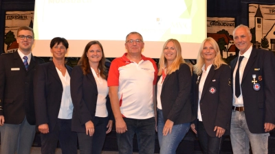 Das Vorstandschafts-Team der Wasserwacht mit Schwimmmeister Karl Ulrich und seiner Stellvertreterin Maria Ulrich, Sabrina Forster, Josef Wittmann, Vorsitzende Sandra Liegl, Sibylle Zimmermann und Sebastian Irlbacher (von rechts) gratulierten zu 50 Jahre Hallenbad. (Bild: Peter Garreiss)