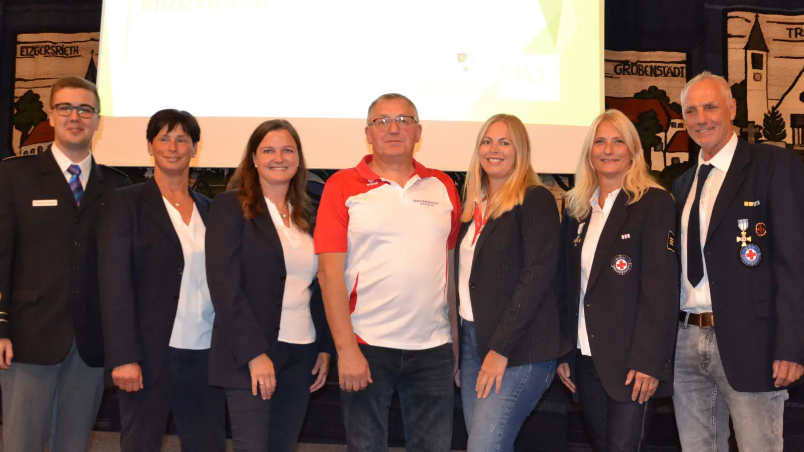 Das Vorstandschafts-Team der Wasserwacht mit Schwimmmeister Karl Ulrich und seiner Stellvertreterin Maria Ulrich, Sabrina Forster, Josef Wittmann, Vorsitzende Sandra Liegl, Sibylle Zimmermann und Sebastian Irlbacher (von rechts) gratulierten zu 50 Jahre Hallenbad. (Bild: Peter Garreiss)