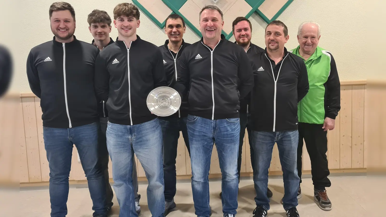 Die Kastler haben bei der Siegerehrung nach der gewonnenen Meisterschaft gut lachen.<br>Von links: Mannschaftsführer Fabian Böhm, Julian Plannerer, Fabian Plannerer, Matthias Merkl, Matthias Müller, Alexander Deubzer, Andreas Kausler und Ligaleiter Herbert Tröger.<br> (Bild: Wolfgang Raps)