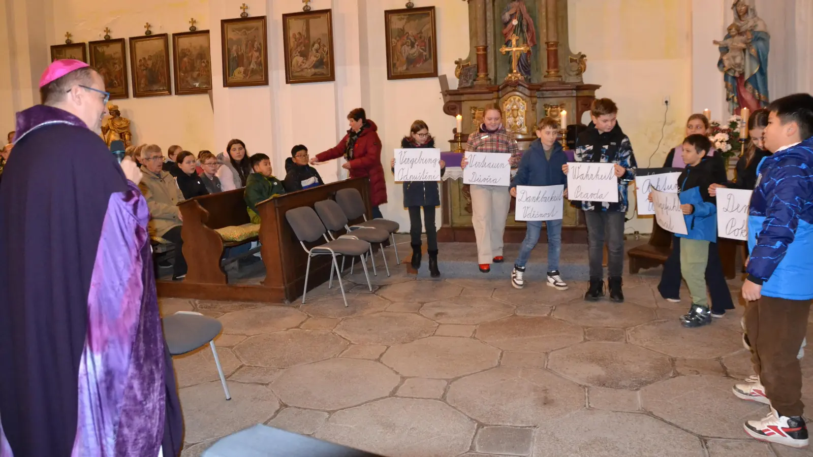 Die Schulkinder setzten mit Bischof Thomas Holoub Zeichen für den Frieden in beiden Sprachen.  (Bild: Peter Garreiss)