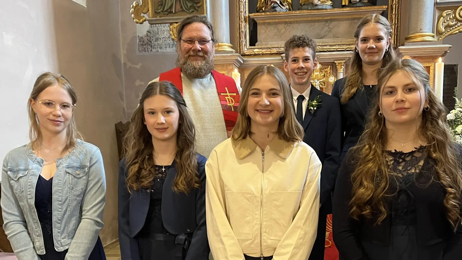 von links: Theresa Pöllinger, Hannah Pohl, Diakon Deyerl, Sophie Guttenberger, Martin Herbst, Laura Specht und Mia Dippold (Bild: Heidi Kurz)