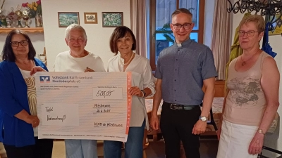 Spendenübergabe an Frau Hedwig Reger von der Tafel (Bild: Hans Völkl)