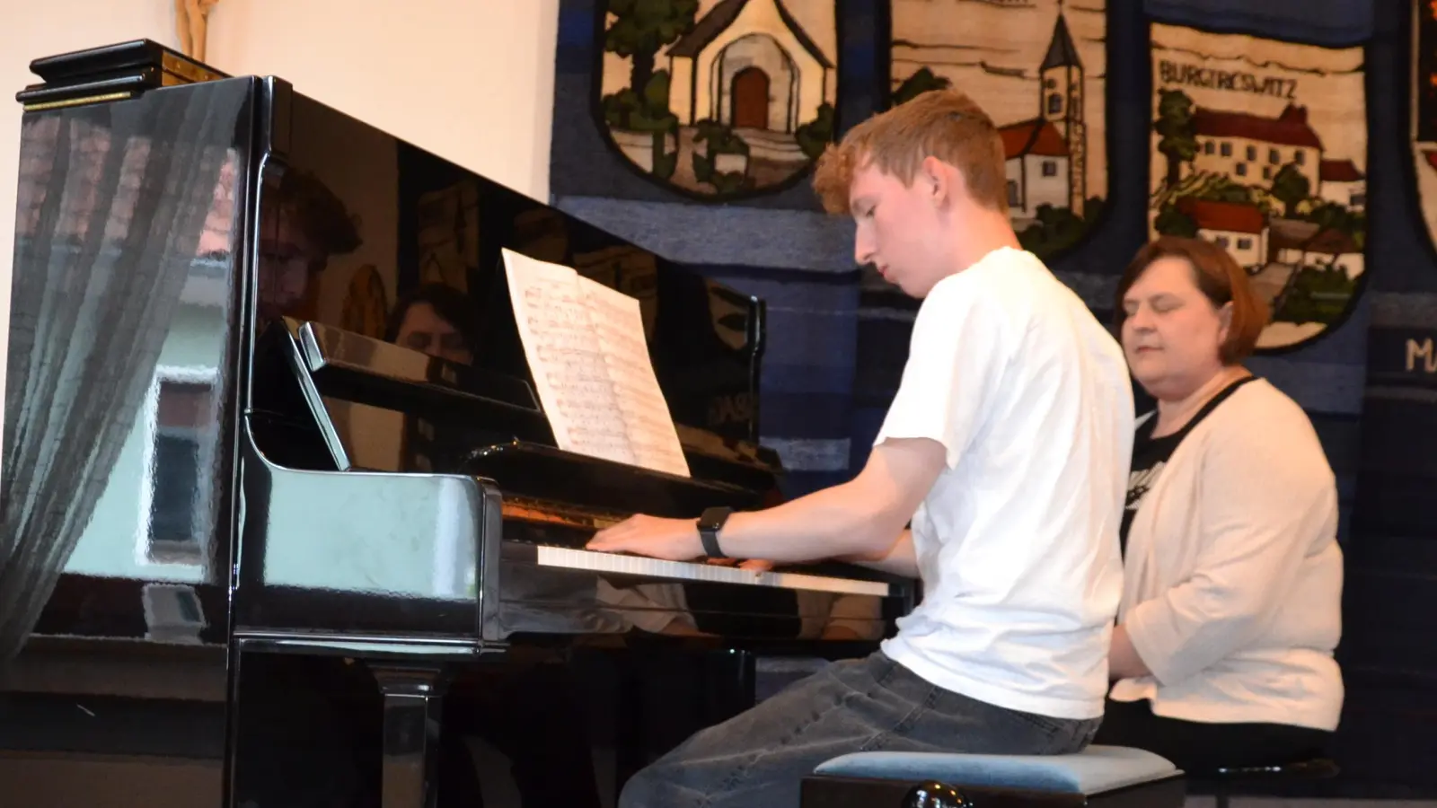 Gefühlvoll interpretierte Philipp Seidl den Walzer in cis-Moll von Chopin. Bei Allegro mosso von A. Chatschaturjan faszinierte er energiegeladen mit atemberaubendem Tempo. (Bild: Peter Garreiss)